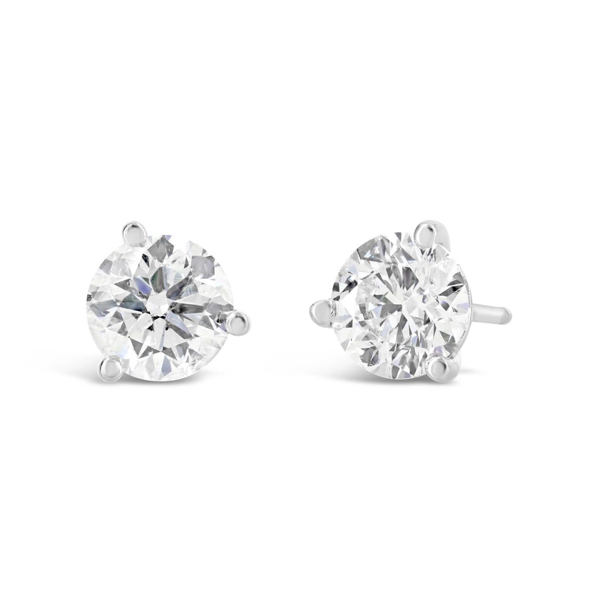 Looking for the perfect gift? Our classic diamond studs check all the boxes!